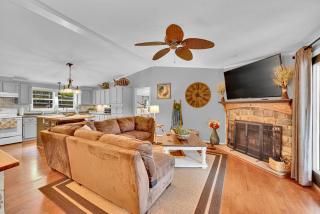 Lakefront Hodges Home - Dock, Patio, Near Downtown - 4