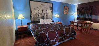 Super 8 by Wyndham San Antonio at I-10 - 5