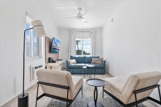 Beautiful Miami Beach Condo new furnishings and upgrades - 0