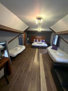 Bennetts Hotel - 4