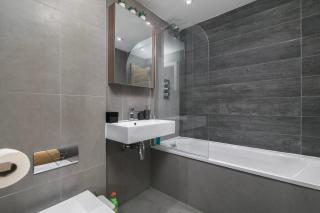 Modern new 1 Bed Battersea Clapham Near River - 1
