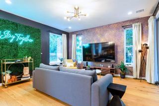 Massive 10BR Compound - 6 Min to Downtown Austin - 6