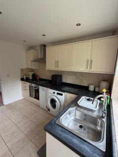 5 bedroom House FREE parking central sleeps 9 - 2