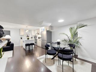 Luxury 2BR Suite Stylish Stay with 2 Free Parking - 4