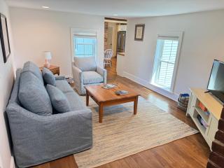 Duplex Farmhouse Rental Walk to Downtown - 9