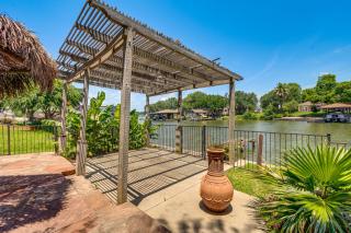 Lakefront Family Home w/ Private Pool in Willis - 9