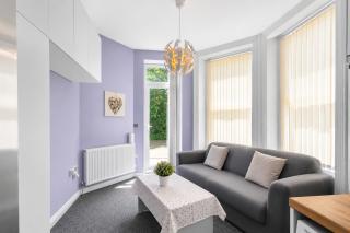 Family friendly 2 bedroom flat in Lansdowne - 9