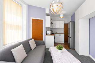 Family friendly 2 bedroom flat in Lansdowne - 5