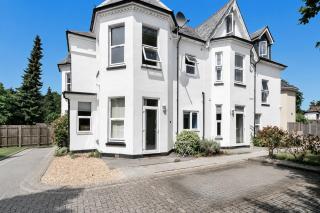 Family friendly 2 bedroom flat in Lansdowne - 1