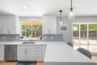 5BR Group Retreat w/ Pool in Austin, 4 Mi to Dtwn - 8