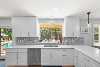 5BR Group Retreat w/ Pool in Austin, 4 Mi to Dtwn - 7