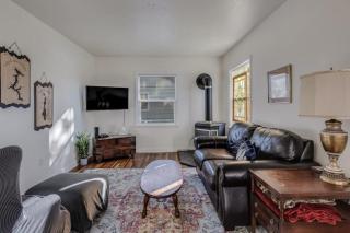 Front Ave Charmer - Blocks from Sanders Beach - 9