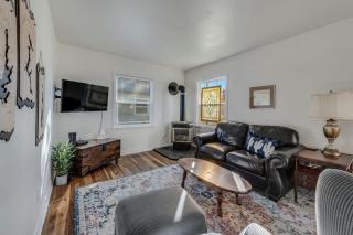 Front Ave Charmer - Blocks from Sanders Beach - 7