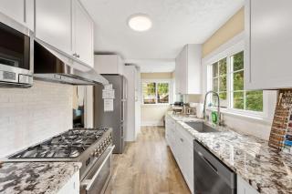 The Beach Cottage - New remodel with stunning yard - 8