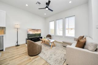 New Build Luxury Retreat Home that Sleeps 7 near NRG and Medical Center - 3