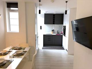 Stylish 2Bed-Fast WiFi-Full & equipped Kitchen-Sleeps 5-5mins Walk From South Croydon Train Station - 6