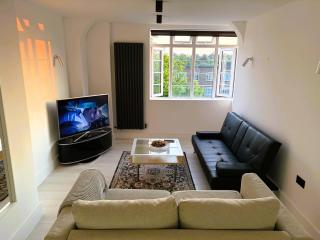 Stylish 2Bed-Fast WiFi-Full & equipped Kitchen-Sleeps 5-5mins Walk From South Croydon Train Station - 9