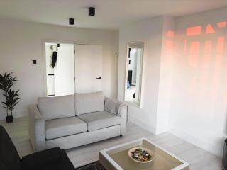 Stylish 2Bed-Fast WiFi-Full & equipped Kitchen-Sleeps 5-5mins Walk From South Croydon Train Station - 1