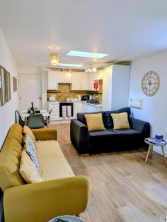 Sunflower Apartment, recently renovated stylish dog-friendly two bedroom apartment near Tenby with outdoor space - 8