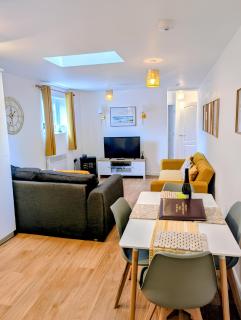 Sunflower Apartment, recently renovated stylish dog-friendly two bedroom apartment near Tenby with outdoor space - 7