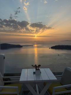 Esmi Suites Santorini - 4