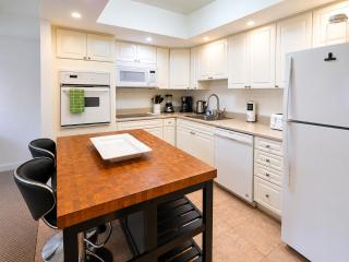 Sunny Isles Beach Oceanfront, pool and free parking - 6