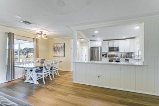 Waterfront Gem 5 Mi to Siesta Key! Bring Your Pet - 3