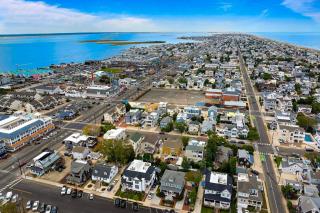Family Home w/ 5 Decks! Fantasy Island Down Street - 7