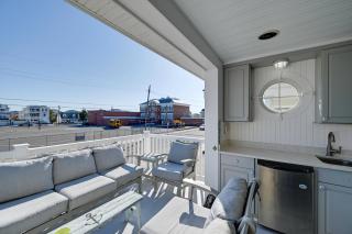 Family Home w/ 5 Decks! Fantasy Island Down Street - 9