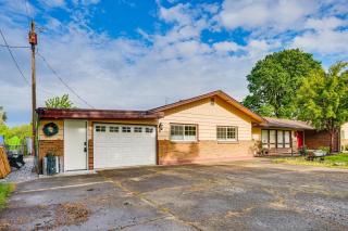 Private + Secluded: 2BR Vancouver Home w/ Fire Pit - 8