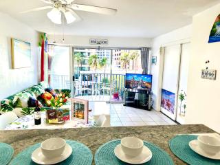 WAIKIKI 2 BEDROOMS, 1 BATH, FREE PARKING, SLEEP 6 - 8