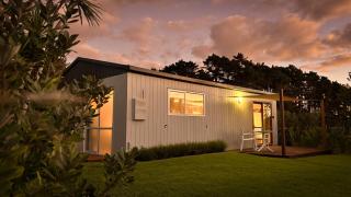 Couple Getaway in Idyllic Bethells Beach - Te Henga - 0