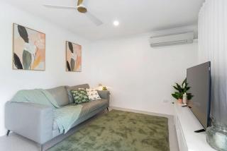 Calm Cove - Poolside Living near Palm Cove Beach - 5