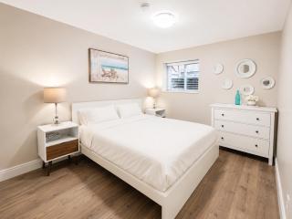 Bright Suite with parking 30 min to FIFA skytrain - 2