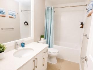 Bright Suite with parking 30 min to FIFA skytrain - 1