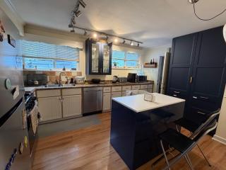 Bright & Spacious Full Family Home - 4
