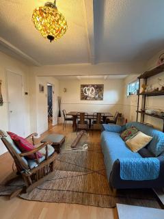 Bright & Spacious Full Family Home - 2