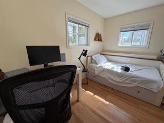 Bright & Spacious Full Family Home - 6