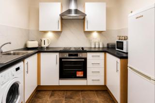 Modern 2 Bed Apartment with Free Parking - 9