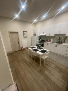 King St Summer AC Patio Suite, Toronto's Best Address - 3