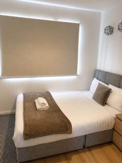 Modern 2 Bed Apartment with Free Parking - 7