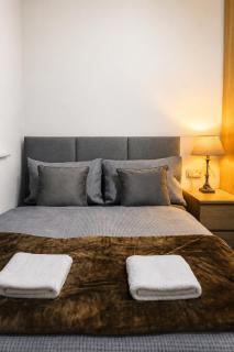 Modern 2 Bed Apartment with Free Parking - 6