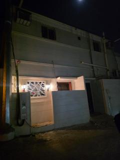 سرير في غرفه نوم مشتركه - 1