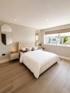 Coastal 6 Bed Retreat with Hot Tub and Sea Views - 5