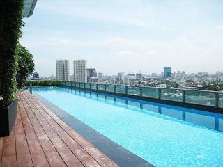 Luxurious 2-Bedroom Apartment in Watthana, Bangkok - 9