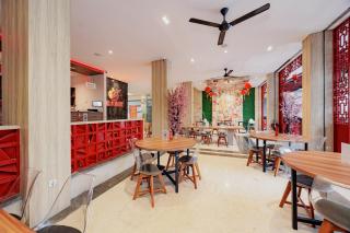 RedDoorz Premium near Paris Van Java Mall - 6