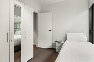 Modern Nomads West Melbourne Serene 2BR Walk to QV Market - 3