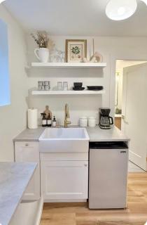 Private Bright Garden Suite in Pemberton Heights - 5