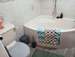 Entire Nuneaton Home Sleeps up to 6 Guests Near Town and George Eliot Hospital - 3