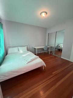 Kerrisdale Cozy Private Room - 9